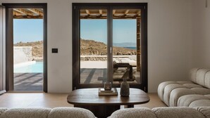 Royal Beachfront Infinity Pool Villa | เครื่องนอนระดับพรีเมียม, ตู้นิรภัยในห้องพัก, โต๊ะทำงาน, ห้องเก็บเสียง