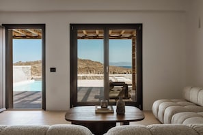 Royal Beachfront Infinity Pool Villa | Ropa de cama de alta calidad y caja de seguridad en la habitación