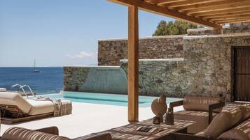 Royal Beachfront Infinity Pool Villa | Roupas de cama premium, cofres nos quartos, individualmente decorados