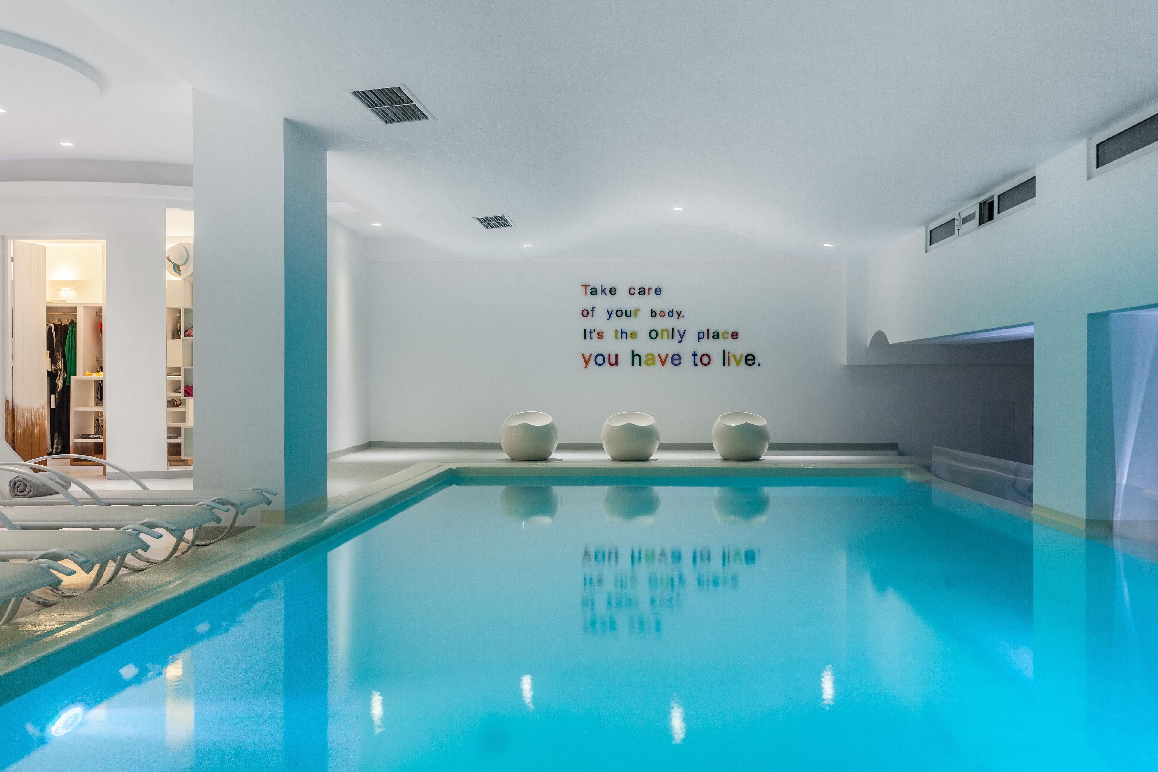 Piscina interna, espreguiçadeiras