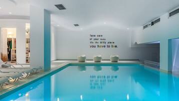 Piscina interna, espreguiçadeiras