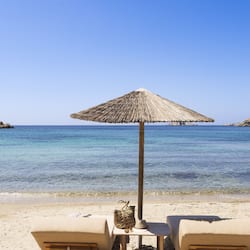 Playa privada, sillas reclinables de playa, sombrillas, toallas de playa