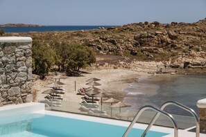 Royal Beachfront Infinity Pool Villa | Pemandangan dari bilik