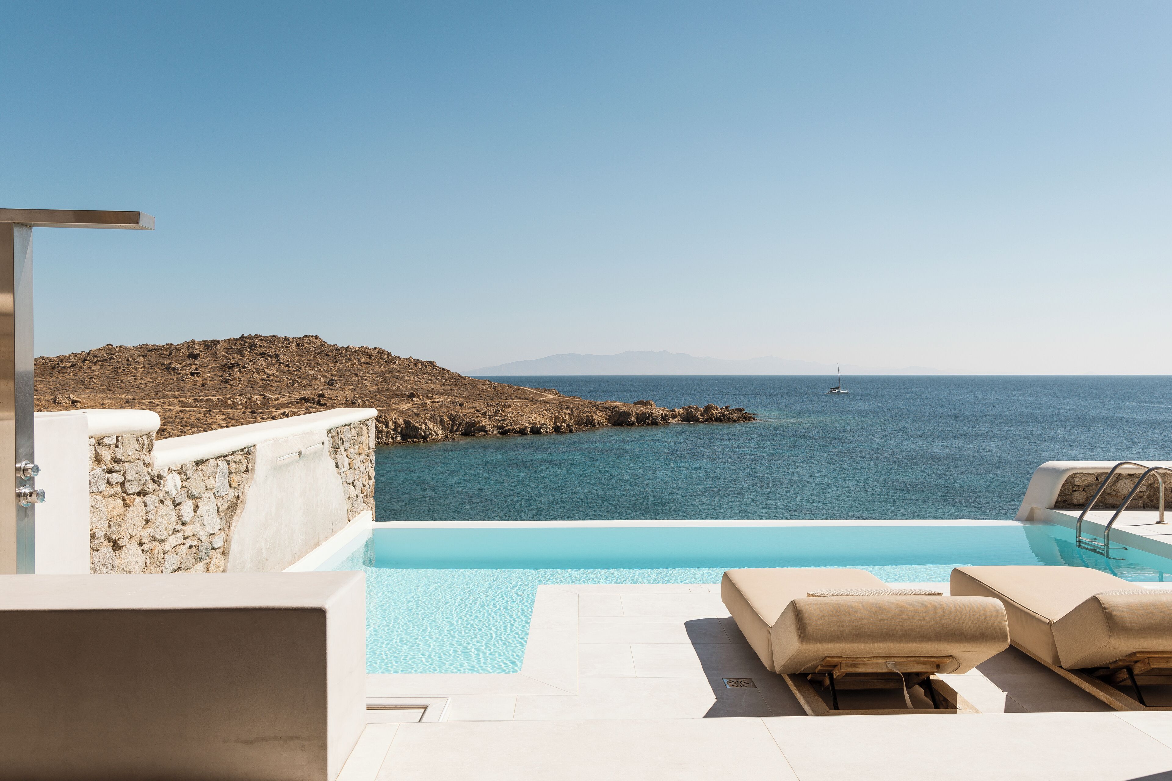 Ropa de cama de alta calidad y caja de seguridad en la habitación 