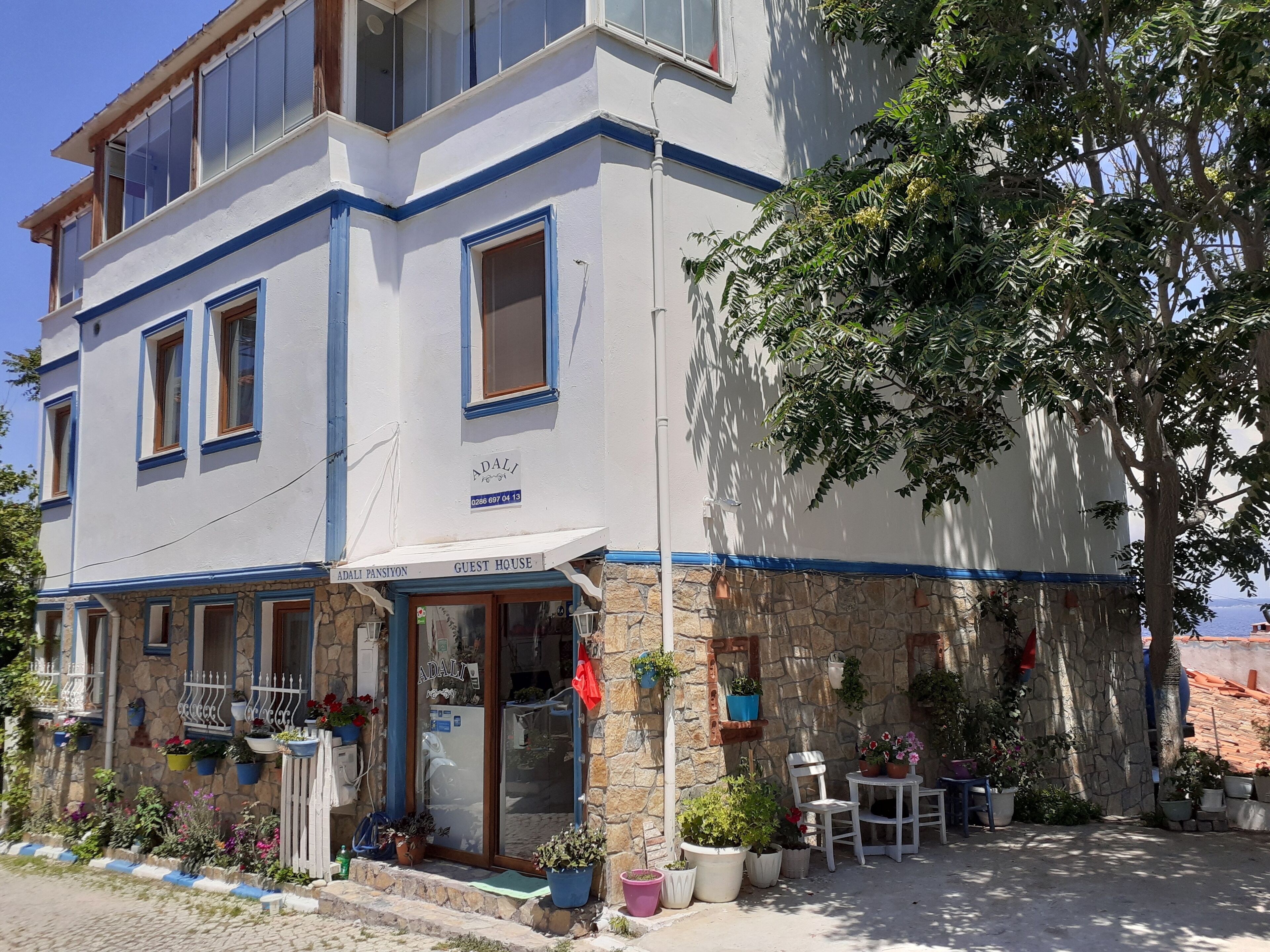 Vista frontal de la propiedad