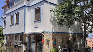 Vista frontal de la propiedad