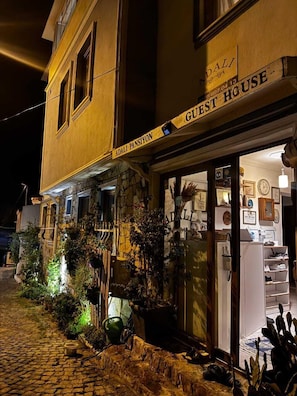 Façade de l’hébergement - soirée/nuit