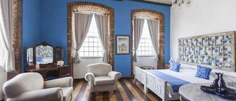 ميني بار وخزنة داخل الغرفة وبديكورات فريدة لكل غرفة ومكتب