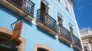 A blue building with balconies and a sign that reads "Solar". - Pousada Solar Dos Deuses (Salvador)