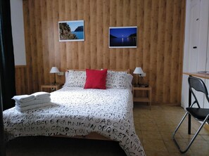 Desk, blackout drapes, free cribs/infant beds, free WiFi - Hostal Juventus (Portbou)