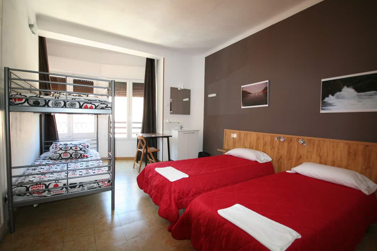 Habitación familiar, baño compartido | Escritorio, cortinas blackout, cunas gratuitas y wifi gratis