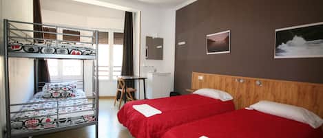 Habitació familiar, bany compartit | Escriptori, cortines opaques, bressols gratuïts i wifi gratuïta