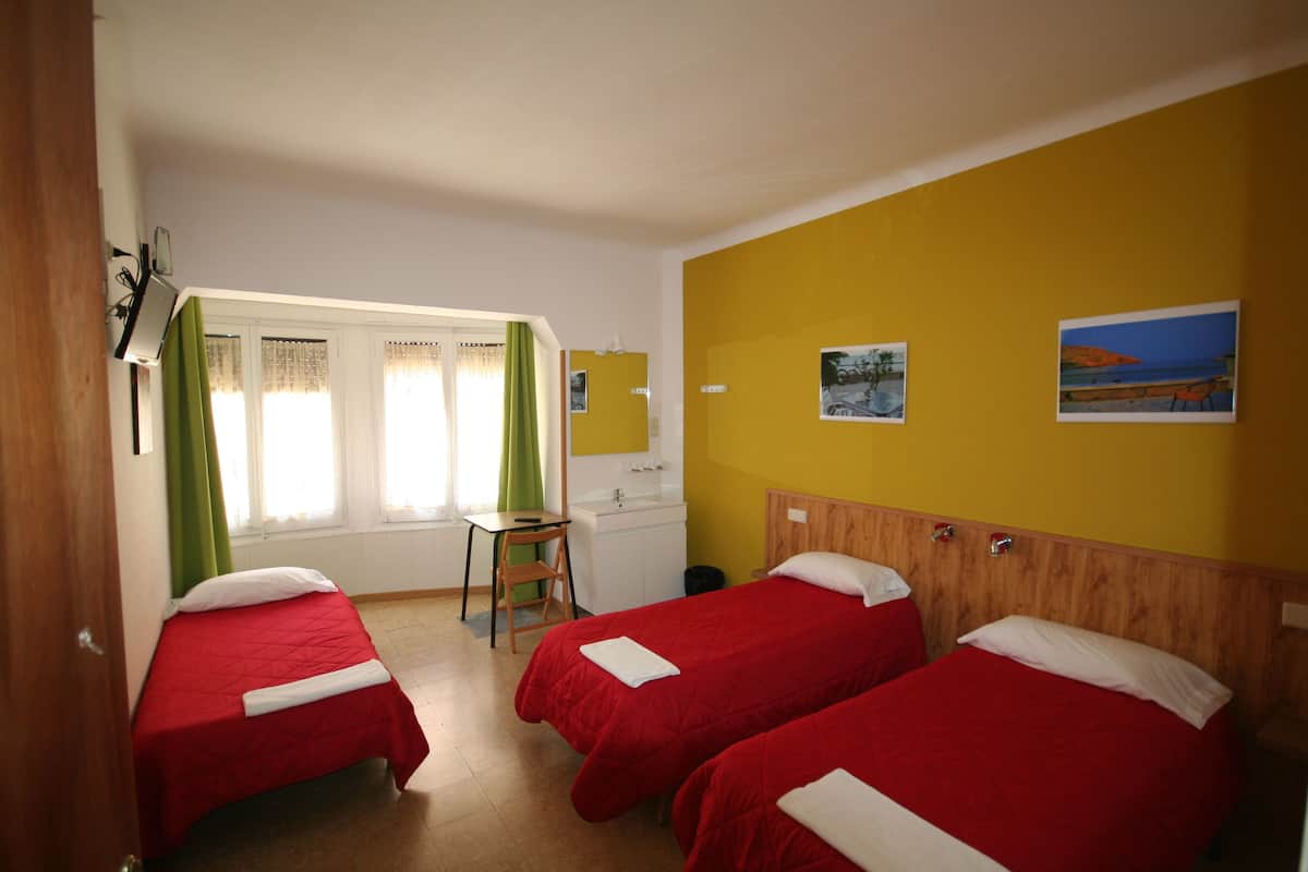 Habitación triple, baño compartido | Escritorio, cortinas blackout, cunas gratuitas y wifi gratis