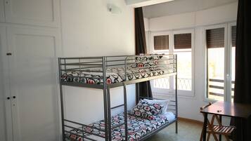 Familiekamer, gedeelde badkamer | Een bureau, verduisterende gordijnen, gratis babybedden, gratis wifi