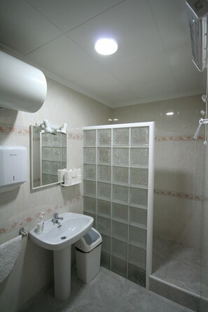 Triple Room, Shared Bathroom | Bathroom | Shower, free toiletries, towels - Hostal Juventus (Portbou)