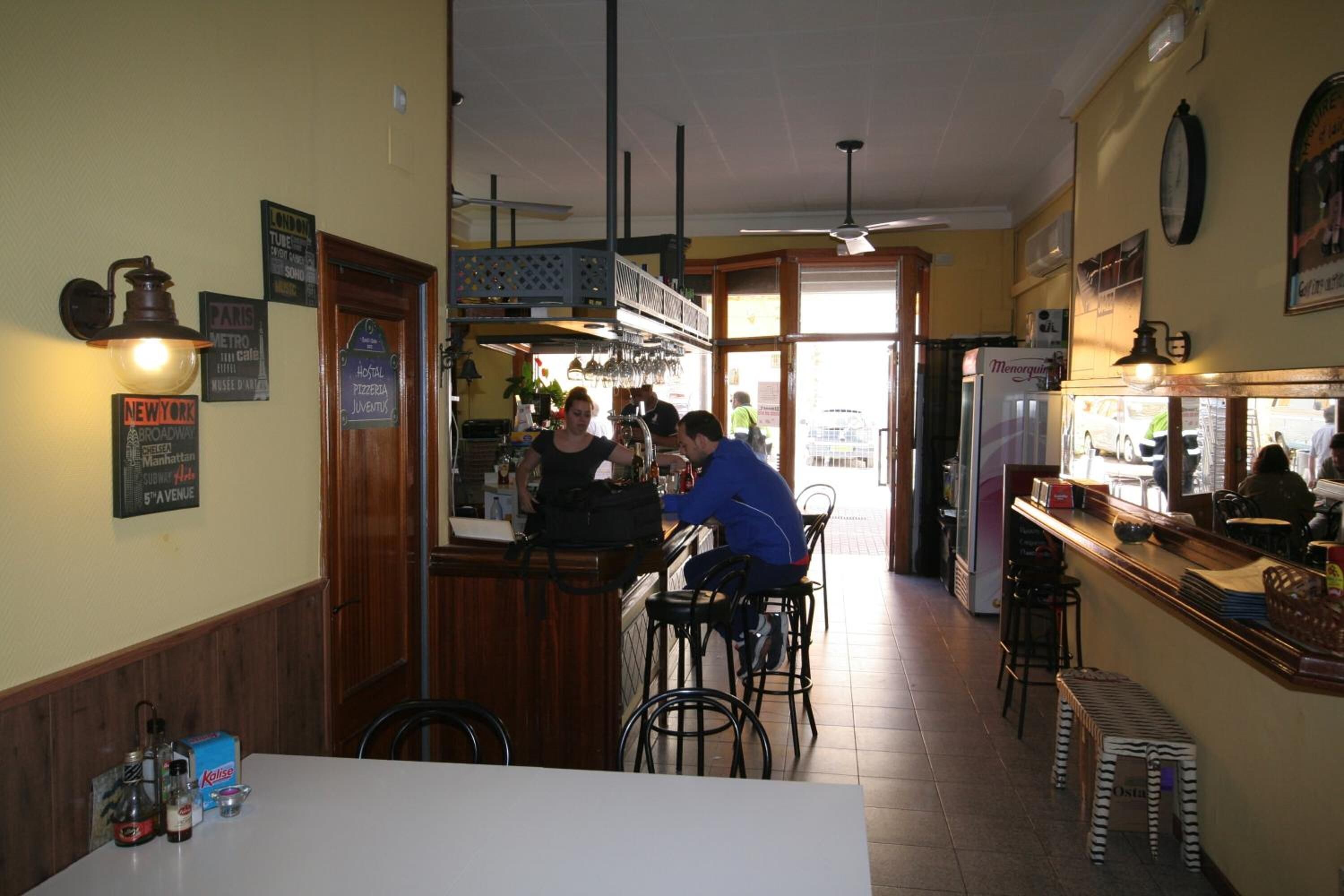 Serveert ontbijt, lunch en diner