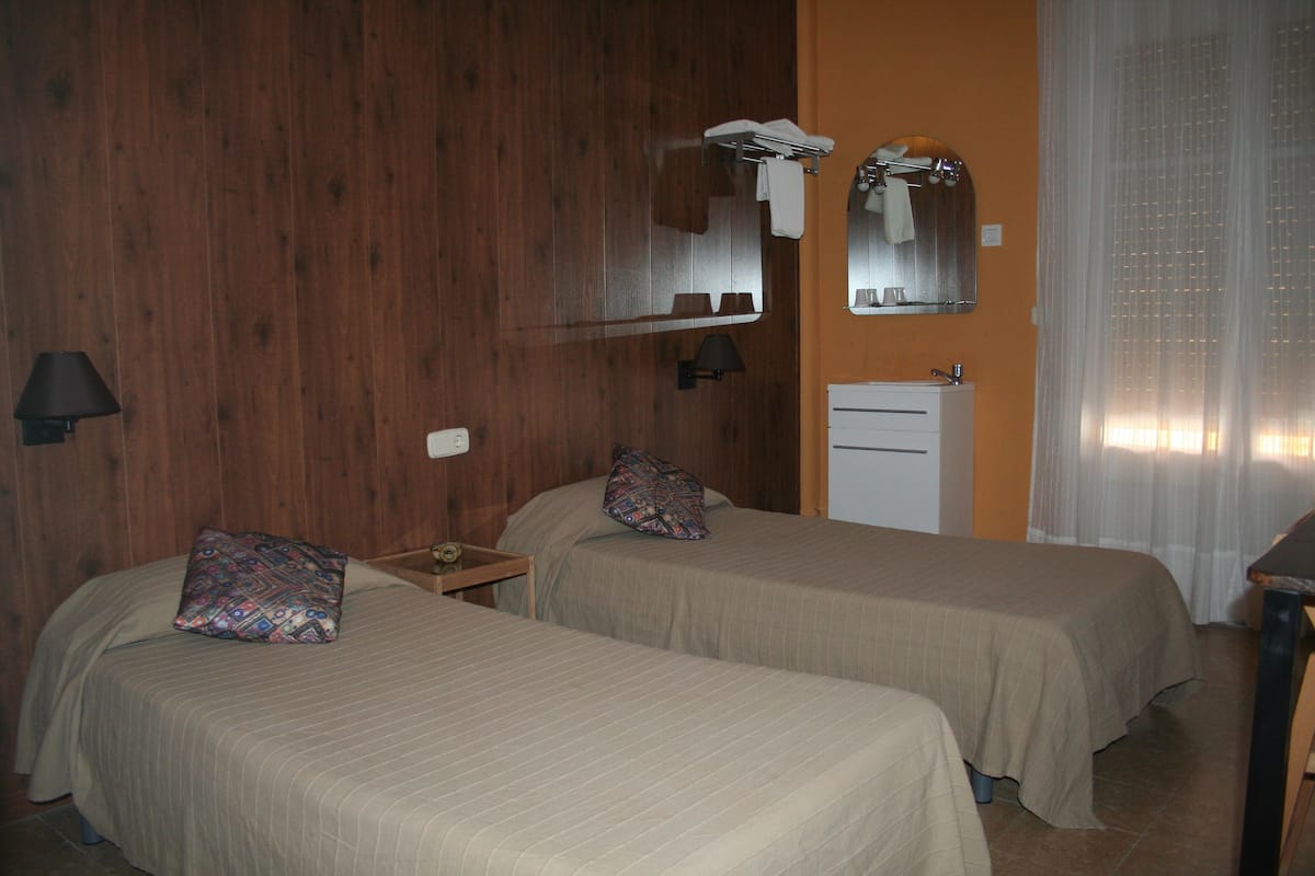 Habitación doble, baño compartido | Escritorio, cortinas blackout, cunas gratuitas y wifi gratis