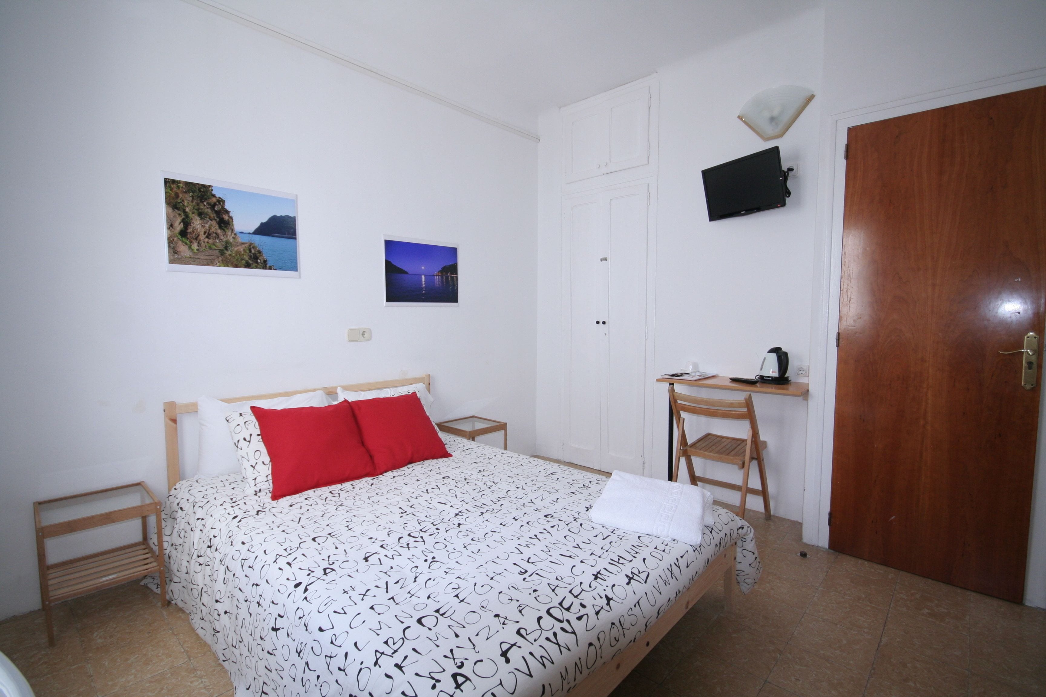 Family Room, Shared Bathroom | Desk, blackout drapes, free cribs/infant beds, free WiFi