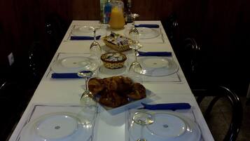 Dagelijks continentaal ontbijt (EUR 6 per persoon)