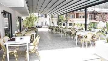 Se sirven desayunos, comidas y cenas con vista a la alberca