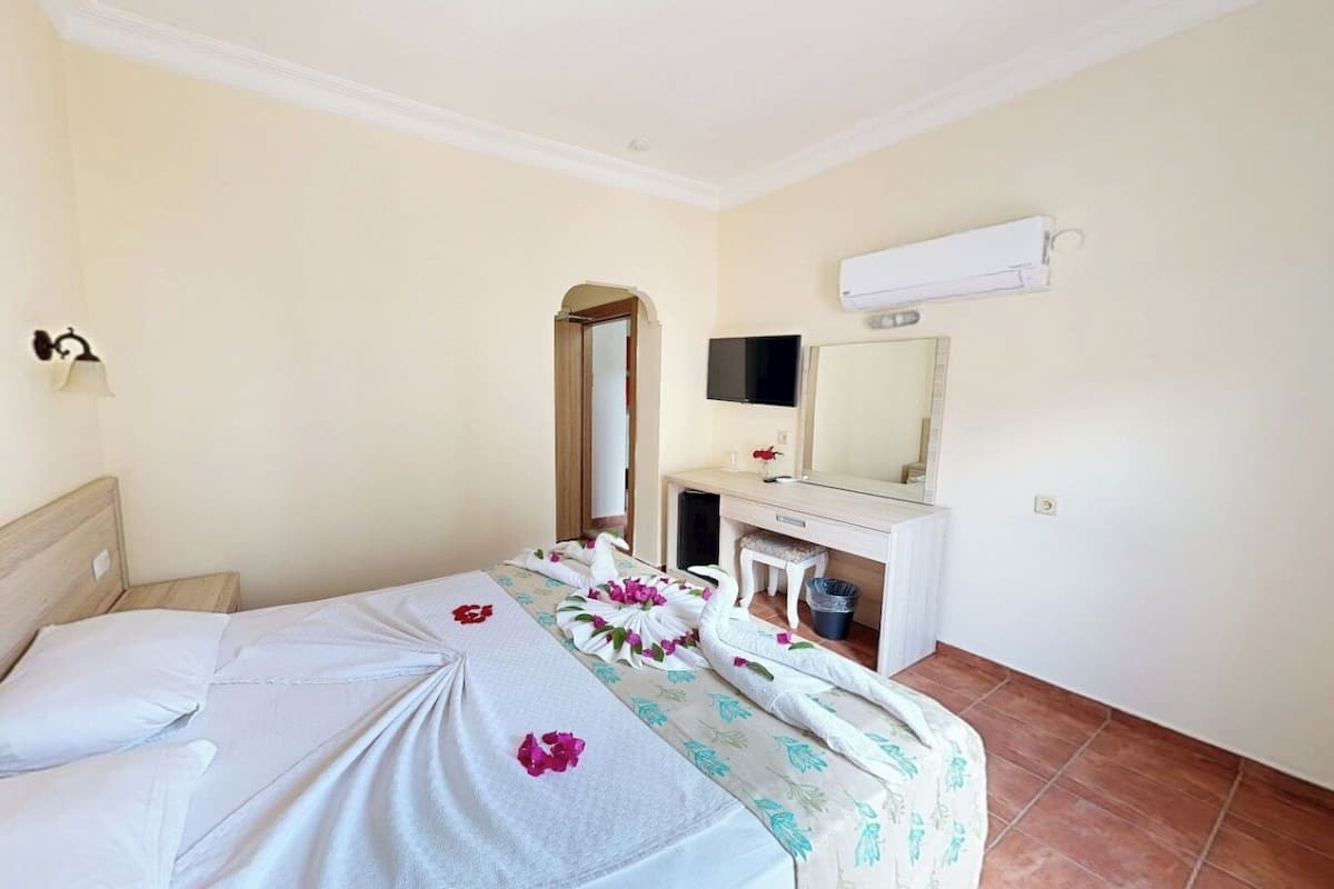 Minibar, in-room safe, soundproofing, bed sheets