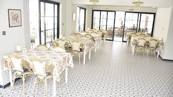 Frokost, lunsj og middag serveres, utsikt mot bassenget