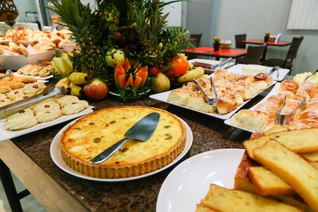 ๋ทํ ๋ฌด๋ฃ ์์นจ ์์ฌ ํฌํจ