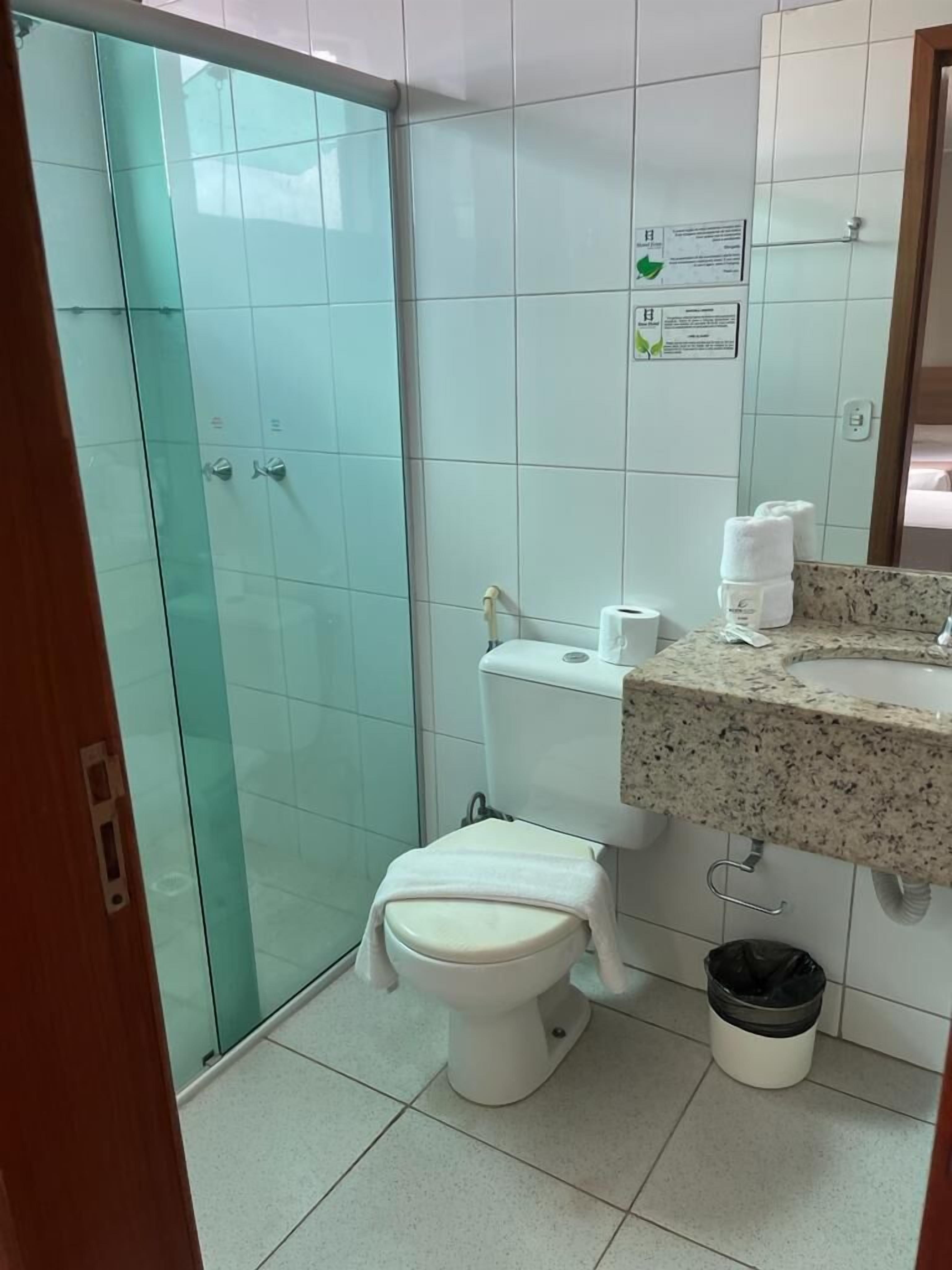 standard quadruple (1csl + 2 solt) | bathroom | towels