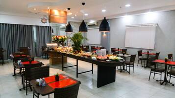 Café da manhã com buffet grátis