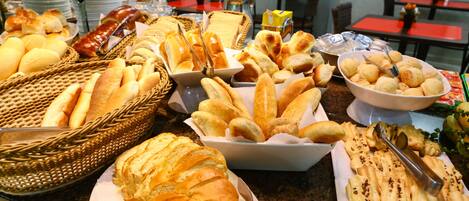 Petit déjeuner buffet compris
