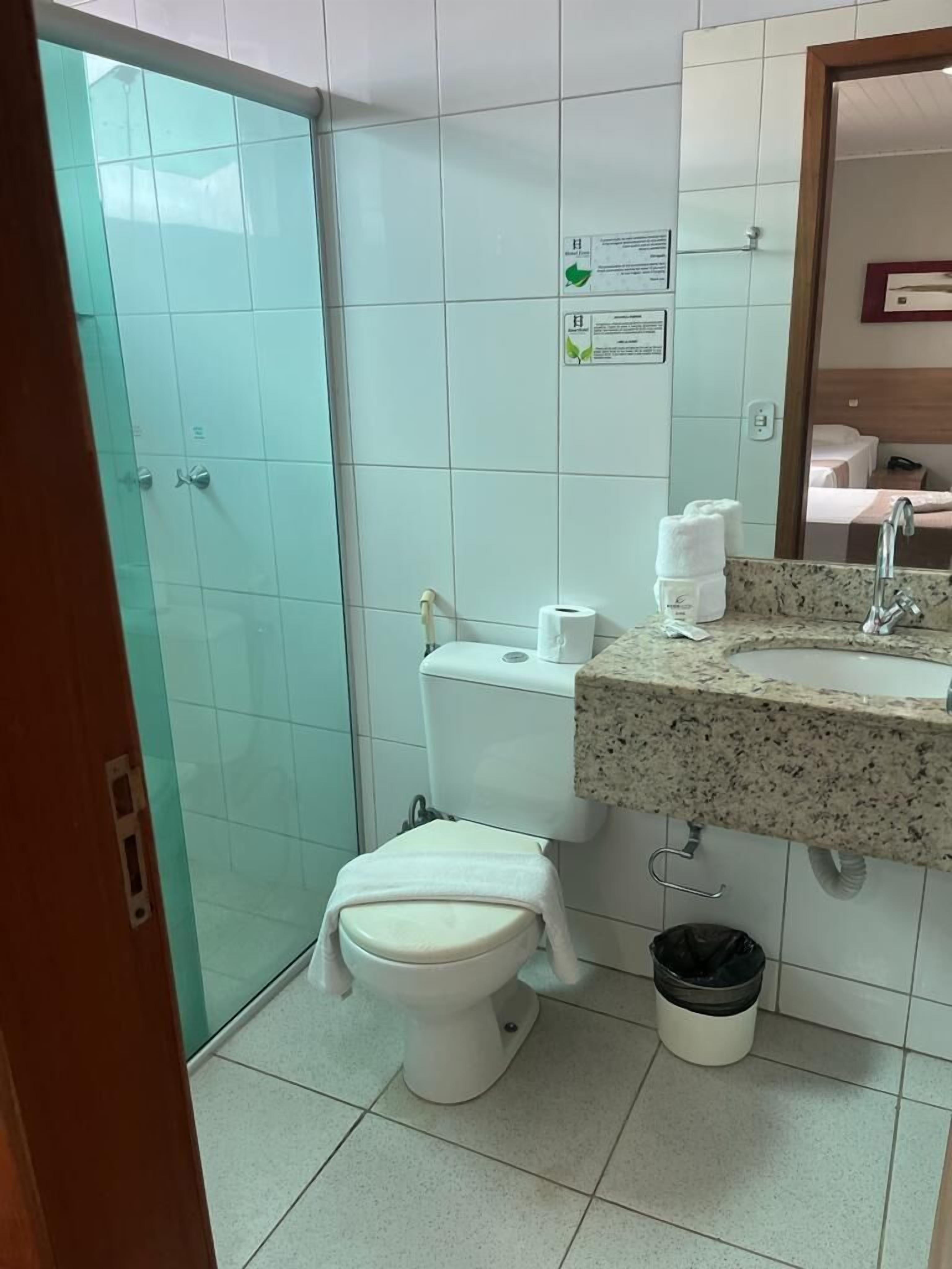 standard quadruple (1csl + 2 solt) | bathroom | towels