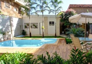 Una piscina techada, una piscina al aire libre