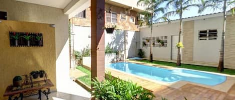 Una piscina cubierta, una piscina al aire libre