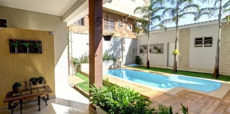 Una piscina techada, una piscina al aire libre