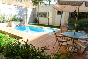 Kolam renang indoor dan kolam renang outdoor