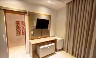 Minibar, travel crib, free WiFi
