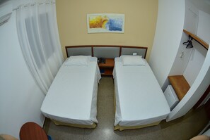 Habitación estándar con 2 camas individuales | Minibar, decoración personalizada, wifi gratis y ropa de cama 