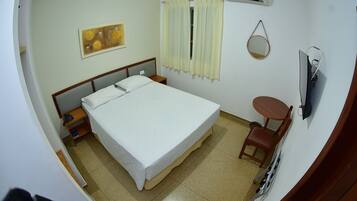 Quarto casal standard | Frigobar, individualmente decorados, Wi-Fi de cortesia, roupa de cama