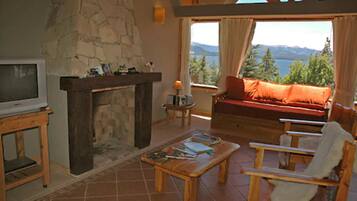 Superior Room, 1 Bedroom, Lake View | Living area