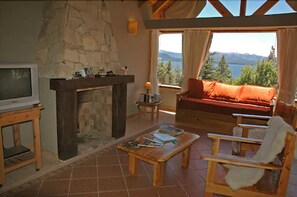 Superior Room, 1 Bedroom, Lake View | Living area