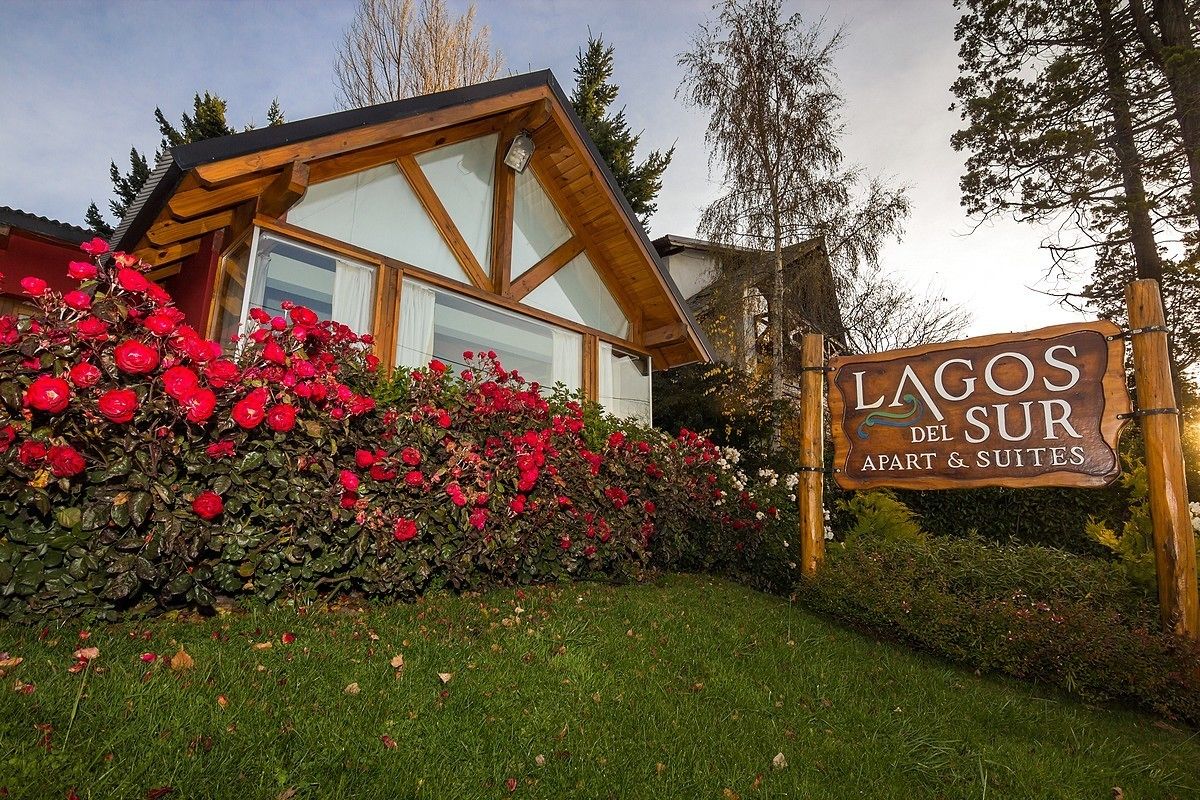 Un immeuble sur lequel on peut lire l’inscription : « Lagos del Sur Apart & Suites ».