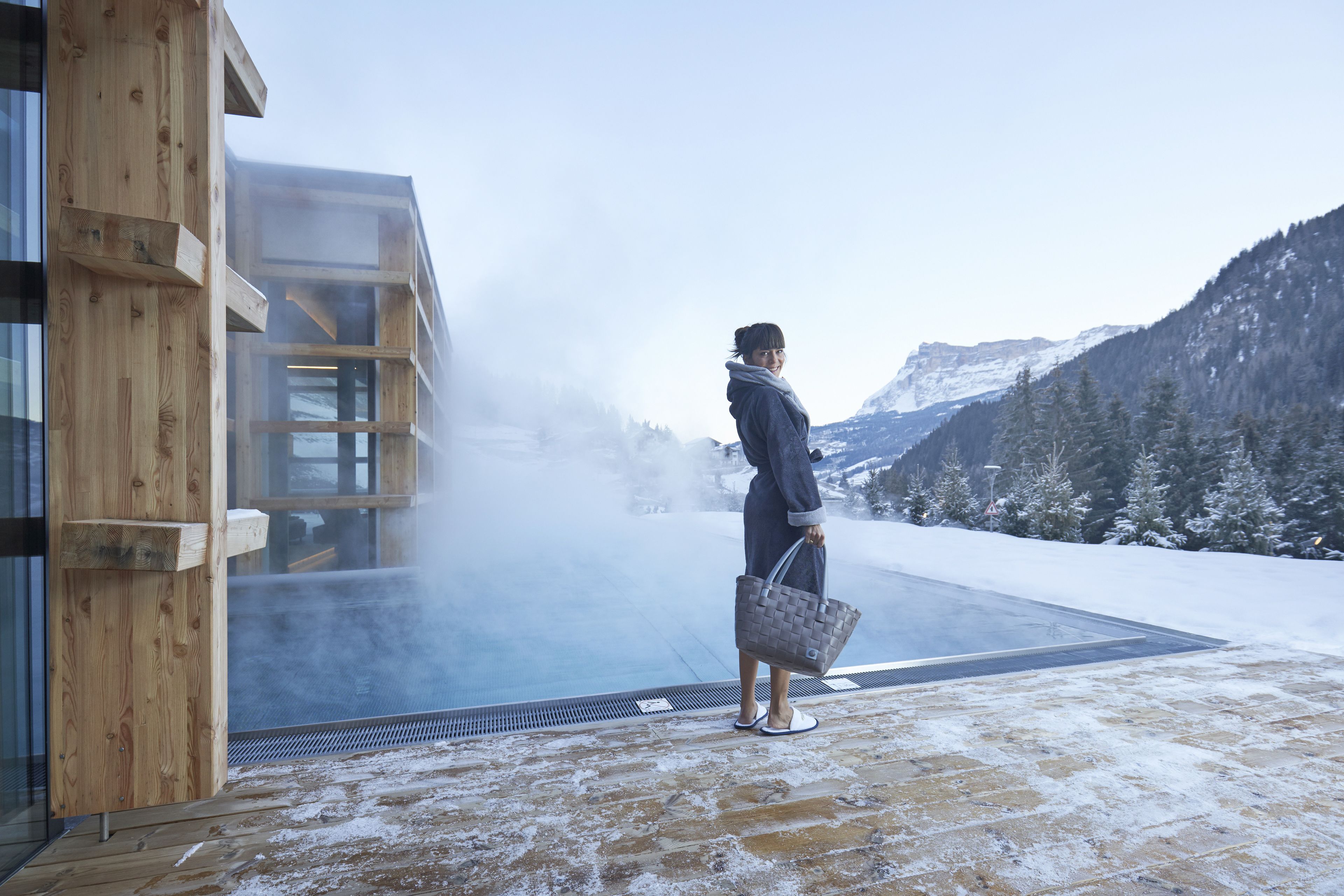 室内游泳池，室外游泳池，日光浴躺椅