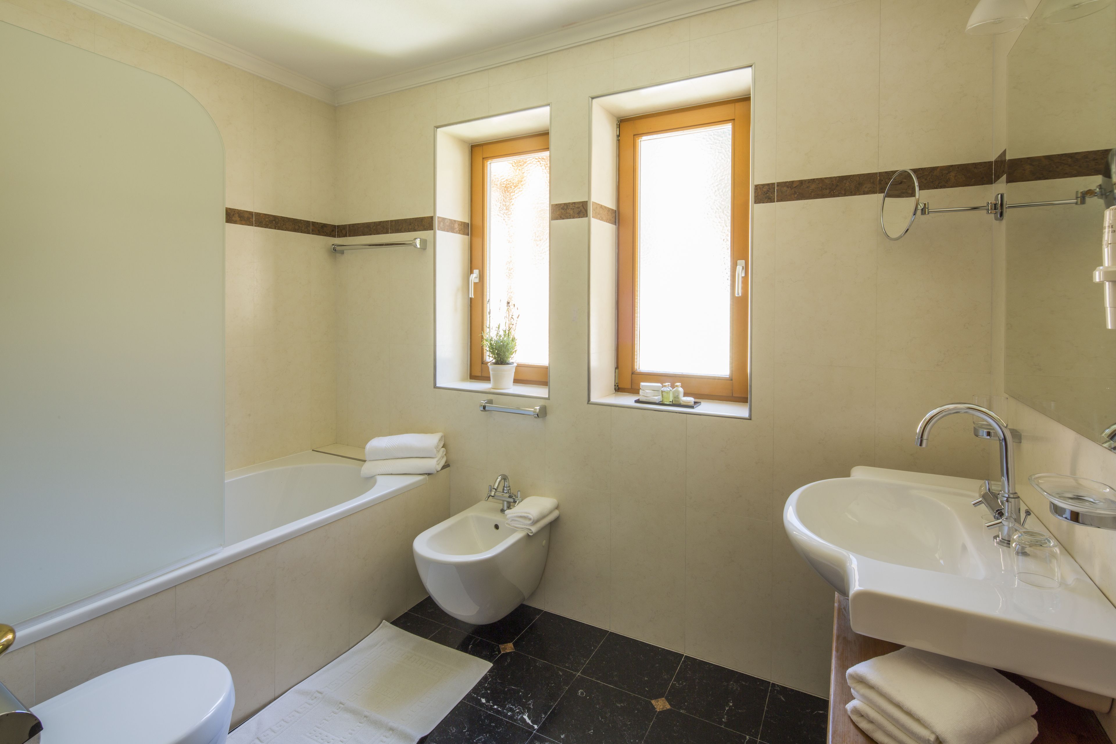 Un bagno con WC, bidet, vasca e due lavandini.