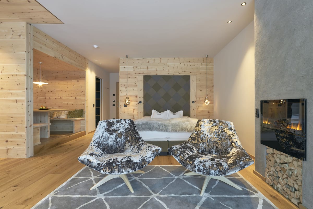Suite Luxe, en bord de piscine | Vue sur les montagnes