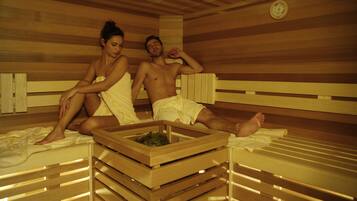 Una sauna con panche in legno e un elemento riscaldante centrale.
