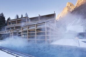 Una piscina techada, una piscina al aire libre