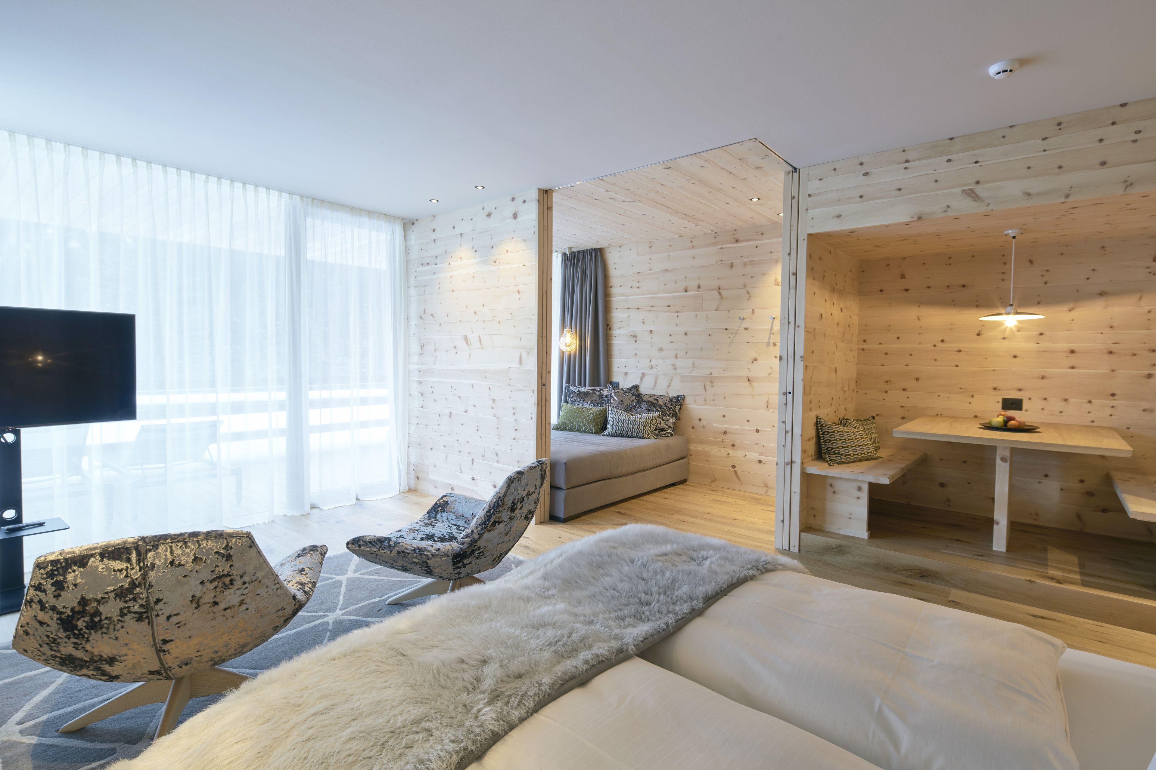 Suite Luxe, en bord de piscine | Vue sur les montagnes