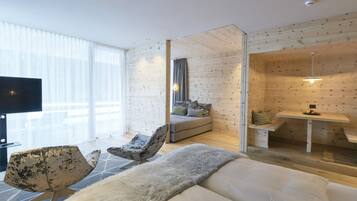 Suite Luxe, en bord de piscine | Vue sur les montagnes