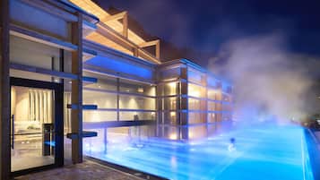 Inomhuspool, utomhuspool och solstolar