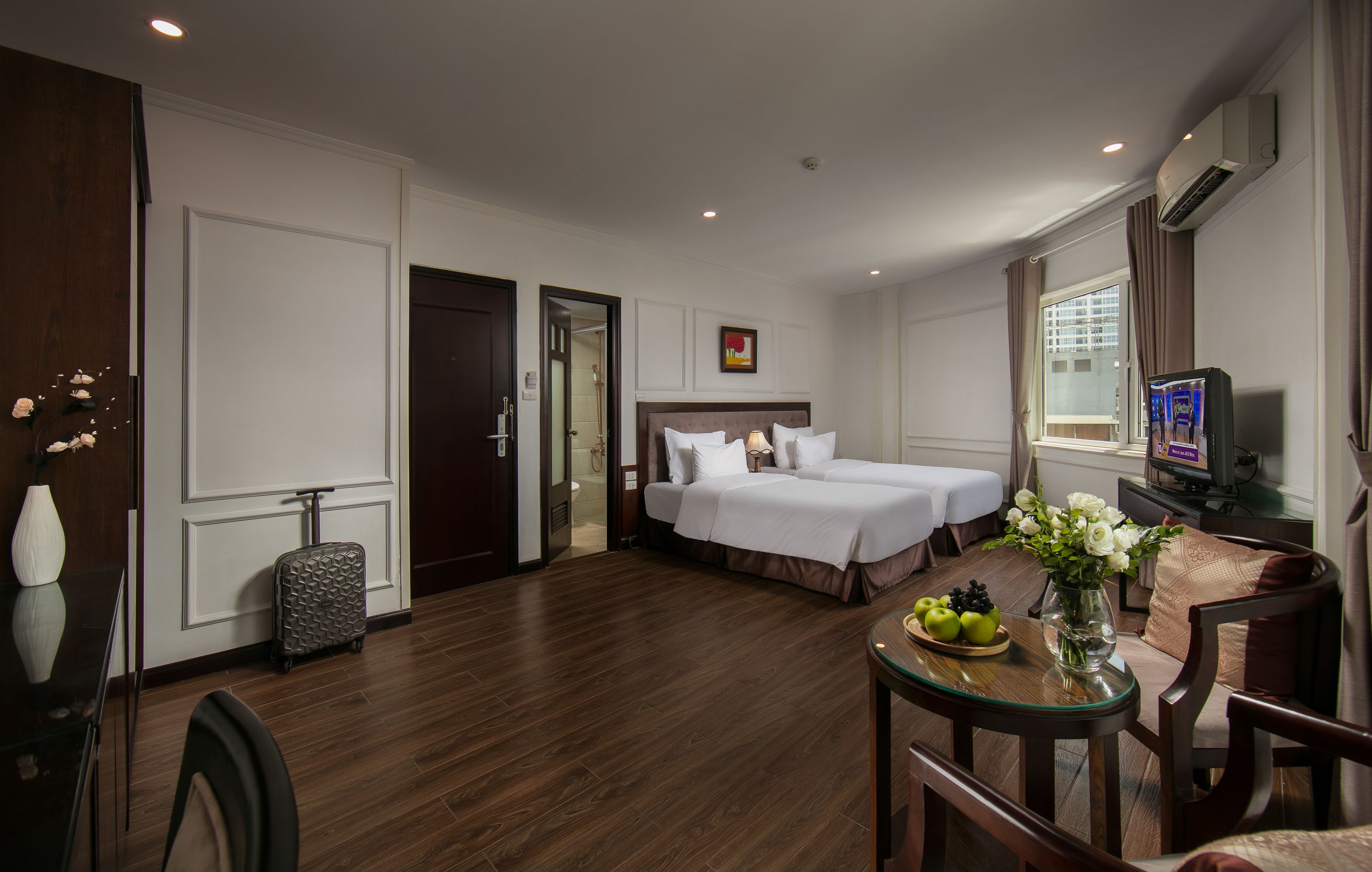 deluxe double or twin with city view | minibar, in-room safe, desk, soundproofing